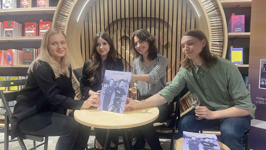 Biskup Pavel slavnostně požehnal komiks Nepřemožení